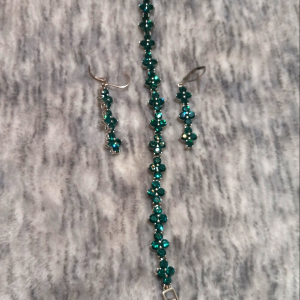 Green Flower set, 7" Bracelet and Leverback Earrings